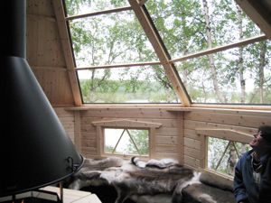 Grillkota mit großen Glasflächen