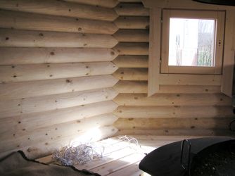 Grillkota Rundholz Wand